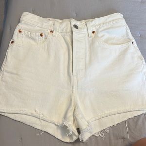 Women’s Levi’s rib cage shorts in white size 27